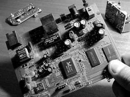 推動自主創新 國內重點整機應用自主開發集成電路產品比例提升至30%以上的戰略意義與路徑探索